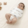 Bébé emmailloté côté gigoteuse SnugWrap motif fleurs jambes libres - Bébé Lova
