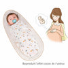Bébé emmailloté dans une gigoteuse blanche illustrant l’effet cocon rassurant - Bébé Lova