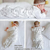 Bébé de 9 mois portant la gigoteuse été en coton motif ourson sur lit blanc - Bébé Lova