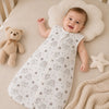 Bébé souriant dans sa gigoteuse été motif ourson avec doudou et étoile - Bébé Lova