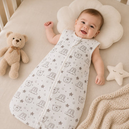 Bébé souriant dans sa gigoteuse été motif ourson avec doudou et étoile - Bébé Lova