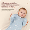 Bébé portant une gigoteuse avec manches ailes pour limiter le réflexe de Moro - Bébé Lova