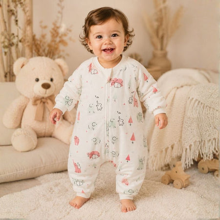 Bébé souriant dans une gigoteuse hiver avec motifs éléphants pastel - Bébé Lova