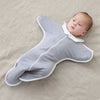 Bébé allongé dans une gigoteuse mains levées anti-choc en position étoile - Bébé Lova