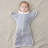 Bébé portant une gigoteuse mains levées anti-choc vue de face - Bébé Lova