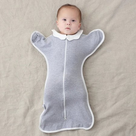 Bébé portant une gigoteuse mains levées anti-choc vue de face - Bébé Lova