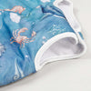 Détail de l’emmanchure douce et confortable de la gigoteuse bébé motif océan - Bébé Lova