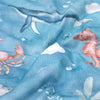 Gros plan sur le tissu doux et respirant de la gigoteuse bébé motif marin - Bébé Lova