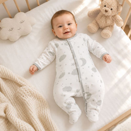 Bébé portant une grenouillère en coton doux imprimé nuages et lune dans son berceau - Bébé Lova