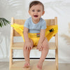 Harnais de sécurité pour chaise bébé coloris jaune porté par un bébé souriant sur une chaise en bois - Bébé Lova