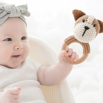 Bébé tenant un hochet de dentition crocheté avec anneau en bois naturel - Bébé Lova