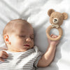 Bébé tenant un hochet de dentition crocheté avec anneau en bois naturel - Bébé Lova