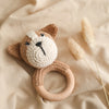 Hochet chien crocheté posé sur tissu beige dans une ambiance douce et naturelle - Bébé Lova