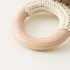 Détail de l’anneau en bois naturel lisse du hochet de dentition bébé - Bébé Lova