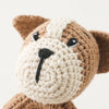 Gros plan sur le visage crocheté du hochet chien en bois pour bébé - Bébé Lova