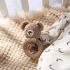 Hochet ours crocheté présenté dans un panier en osier pour bébé - Bébé Lova