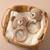 Deux hochets ours crochetés présentés dans un panier en osier pour bébé - Bébé Lova