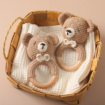 Deux hochets ours crochetés présentés dans un panier en osier pour bébé - Bébé Lova