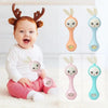 Bébé souriant avec hochet musical lumineux en forme de lapin et différentes couleurs disponibles - Bébé Lova