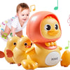 Bébé qui joue avec le canard musical lumineux MusicDuck BébéLova accompagné de mélodies - Bébé Lova