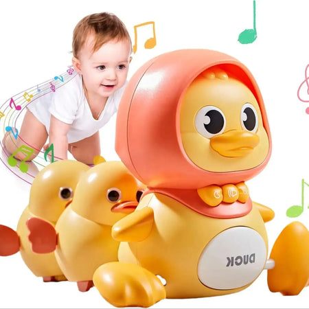 Bébé qui joue avec le canard musical lumineux MusicDuck BébéLova accompagné de mélodies - Bébé Lova