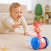 Bébé qui rampe pour attraper un jouet culbuteur roulant favorisant l’éveil et la motricité - Bébé Lova