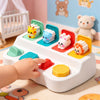 Main de bébé actionnant un bouton du jouet pop-up blanc dans une chambre d'enfant - CauseFX - Bébé Lova