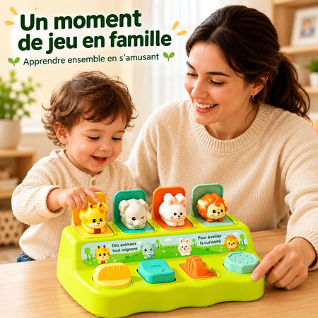 Maman et bébé jouant ensemble au jouet pop-up vert sur une table - CauseFX - Bébé Lova