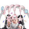 Jouet spiral musical SpiralPlay installé sur un siège auto bébé avec peluche cochon et miroir suspendu - Bébé Lova