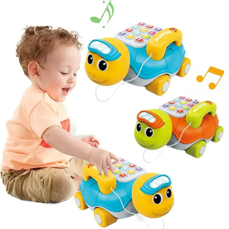 Bébé jouant avec le téléphone tortue lumineux et musical TurtlePiano - Bébé Lova