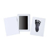 Kit d'empreintes bébé avec cadre blanc, tampon encreur noir et carte imprimée d'une empreinte de pied - Bébé Lova