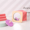 Jouet miroir Montessori en bois présenté avec décoration pastel et accessoires pour bébé - Bébé Lova