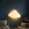Lampe murale nuage éclairée créant une ambiance douce et chaleureuse dans une chambre enfant - Bébé Lova