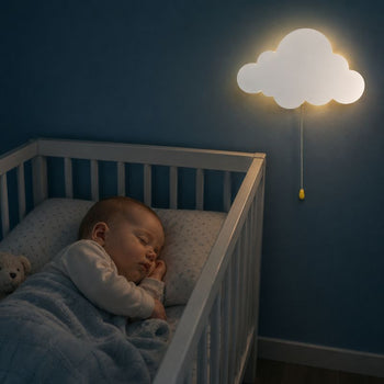 Bébé endormi dans son berceau sous une lampe murale nuage lumineuse avec ambiance douce nocturne - Bébé Lova