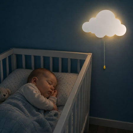 Bébé endormi dans son berceau sous une lampe murale nuage lumineuse avec ambiance douce nocturne - Bébé Lova