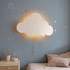 Lampe murale nuage blanche avec décoration étoiles dans une chambre bébé - Bébé Lova