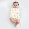 Bébé emmailloté dans un lange à motif oies sur fond crème - Bébé Lova