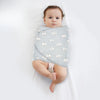 Bébé emmailloté dans un lange à motif moutons sur fond gris - Bébé Lova