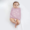 Bébé emmailloté dans un lange à motif oiseaux sur fond mauve - Bébé Lova