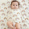 Bébé emmailloté dans un lange arc-en-ciel allongé sur une parure assortie, regardant l'objectif - Bébé Lova