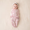 Bébé emmailloté dans un lange motif cygnes rose avec bandeau - Bébé Lova