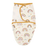 Lange d'emmaillotage bébé motif arcs-en-ciel sur fond crème présenté à plat - Bébé Lova