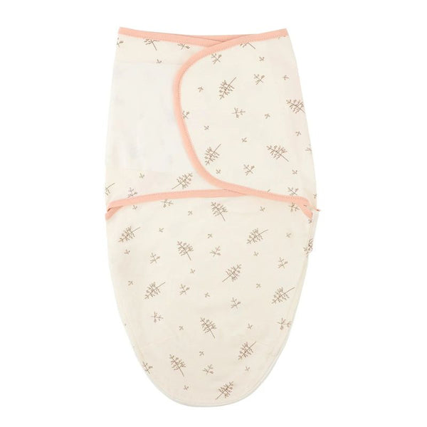 Lange d'emmaillotage bébé motif branches sur fond crème et lisere rose présenté à plat - Bébé Lova