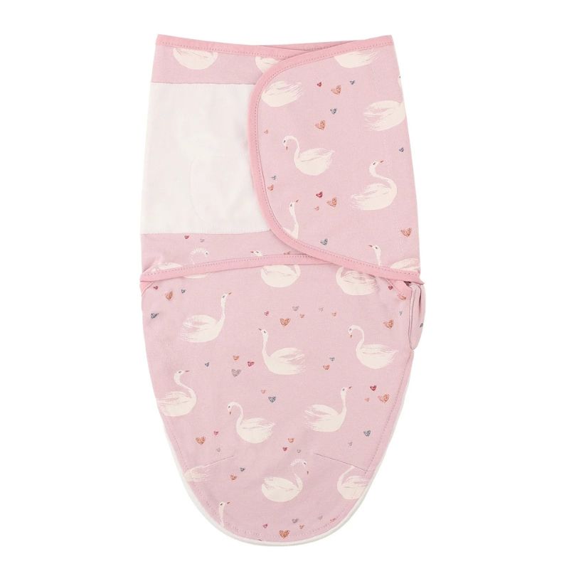Lange d'emmaillotage bébé motif cygnes rose présenté à plat - Bébé Lova