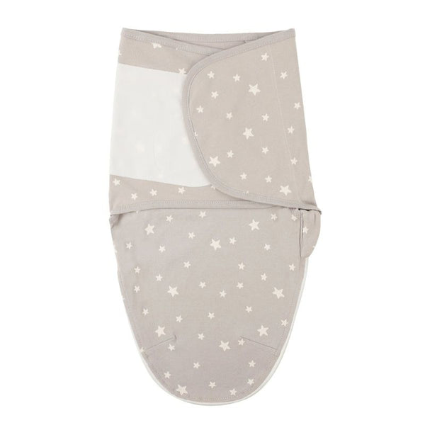 Lange d'emmaillotage bébé motif étoiles sur fond taupe présenté à plat - Bébé Lova