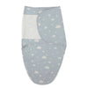 Lange d'emmaillotage bébé motif nuages et étoiles bleu présenté à plat - Bébé Lova