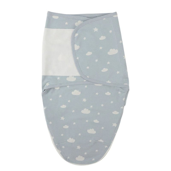 Lange d'emmaillotage bébé motif nuages et étoiles bleu présenté à plat - Bébé Lova