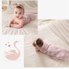 Lange d'emmaillotage bébé motif cygnes rose en mise en scène avec illustration de cygne - Bébé Lova