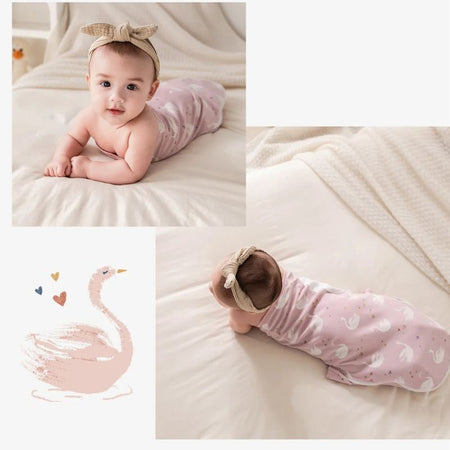 Lange d'emmaillotage bébé motif cygnes rose en mise en scène avec illustration de cygne - Bébé Lova