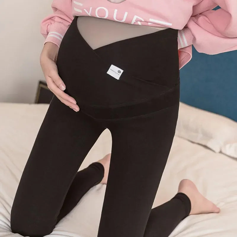CotLegging legging noir V-cross femme enceinte vue face ventre bas - Bébé Lova